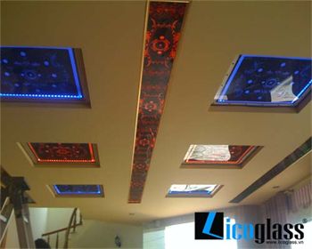 Tranh kính nghệ thuật cho quầy bar