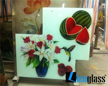 Tranh kính nghệ thuật treo phòng khách