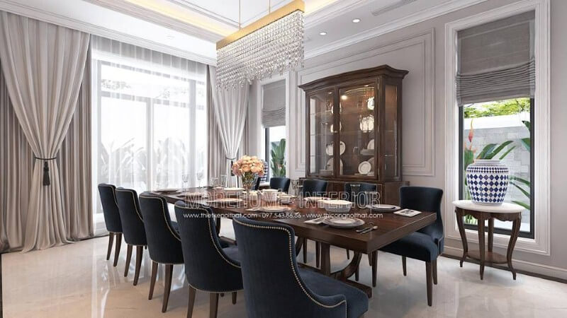Sắp xếp nội thất phòng ăn gỗ óc chó tân cổ điển đẹp, sang trọng từ bàn gỗ nguyên khối, ghế bọc nệm cao cấp, kệ, tủ kệ trang trí. Thiết kế biệt thự